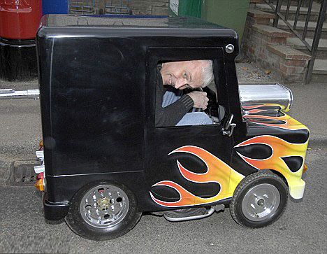 组图：英国男子制成世界最小汽车